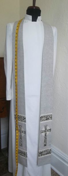 Instructions for measuring for a Pulpit Stole - Picture Clerical Stoles, Stole Designs, Stole Ideas, Stole Pattern, Priest Stole, Communion Sets, Worship Flags, Liturgical Art, Altar Design