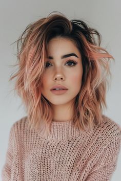 A tousled rose gold lob with dark roots offers an effortless, edgy vibe, blending natural growth with a trendy color for a low-maintenance, stylish look. Edgy Hair Color, Extension Hair, Edgy Hair, Penteado Cabelo Curto, Rose Gold Hair, Hair Color And Cut, Hair Crush