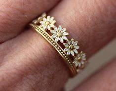 When I was a kid, I loved picking daisies and making little wreaths or rings out of them. Unfortunately, these only lasted for a very short time... This daisy ring will last a lot longer:) :) It is made from thick 18k gold plated 925 sterling silver (vermeil quality) and the daisy petals are white enameled. The ring is adjustable in size (all sizes between 6-9), so you can wear it on different fingers and it makes a fantastic gift. Also great for your bridesmaids.  Registered Design. Our exclusi Billie Eillish, Daisy Ring, Best Gifts For Her, Enamel Ring, Men's Jewelry Rings, Girls Jewelry, Flower Ring, Pretty Jewellery, Ring Gold