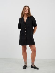 IDA is a short sleeve linen bowling mini shirt dress. DETAILS - Short sleeve - Label collar - Mini length - Small coconut buttons closure - 100% lightweight European linen fabric - Cut and sewn to order just for you in our studio COLOR - Black, you can also choose other colors above - Fabric samples are available here https://www.etsy.com/listing/586569696/linen-fabric-samples SIZING & FIT - Relaxed, loose fit - Model is 5'6" / 172 cm and wearing a size M CARE FOR LINEN - Machine wash up to 30ºC Casual Linen V-neck Shirt Dress, Trendy Short Sleeve Shirt Dress With Pockets, Casual Button-up Mini Dress With Relaxed Fit, Linen Short Sleeve Mini Dress, Chic Short Sleeve Linen Mini Dress, Chic Linen Mini Dress With Short Sleeves, Casual Short Sleeve Shirt Dress With Buttons, Casual Spring Linen Dress With Button Closure, Casual Mini Shirt Dress Relaxed Fit