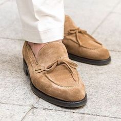 Unique Shoe, Outfit 2023, How To Make Brown, Mens Fashion Edgy, Bespoke Shoes, Brown Loafers, Leather Oxford Shoes, Perfect Weather, Tassel Loafers