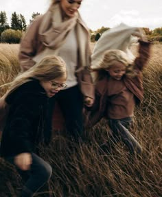 Chilly Fall Morning, Candid Family Photography, Winter Family Photos, Fam Photos, Fall Morning, Motherhood Photography, Lifestyle Photography Family, Winter Family