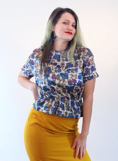 This is an adorable late 1950s vintage novelty print blouse! It's a lightweight silky smooth rayon with a super cute print of butterflies, flowers, pears, apples and numbers! Some of the numbers are in little math equations, making this a perfect top for a school teacher, or anyone who loves a whimsical vintage blouse. The colors are blue, brown, purple and dark green on an off white background. The blouse has short cuffed sleeves, a billowy bodice with an elasticized waist and a 4" hem, and it' Floral Numbers, Blouses Vintage, Unique Skirts, Robes Vintage, Butterflies Flowers, Keyhole Neckline, Vintage Blouse, Novelty Print, Modern Floral