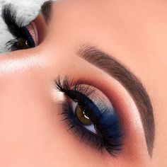 Eye Makeup Glitter, Halloweenský Makeup, Make Up Designs, Drag Make-up, Makeup Eye Looks, Blue Eyeshadow, Makeup Goals, Makeup Designs