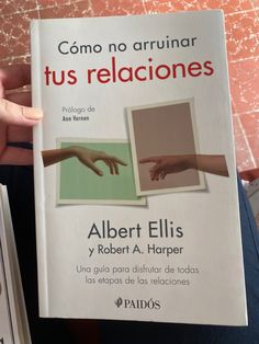 a person holding up a book in their hand with the title'como no arruinar tus relaciones '