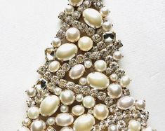 Vintage Christmas Jewelry For Celebration, Vintage Jewelry For Holiday Parties, Vintage Holiday Jewelry For Party, Wedding Jewelry With Rhinestones For Christmas, Christmas Wedding Jewelry With Rhinestones, Holiday Party Vintage Jewelry, Christmas Wedding Rhinestone Jewelry, Vintage Holiday Party Jewelry, Christmas Tree Made From Vintage Jewelry