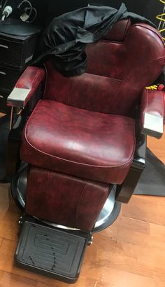 Barber chair Barber Supplies, Salon Chairs, Barber Chair, Hair Care, Beauty Book, Electronic Accessories, Purses And Bags, Hair Styles, Music Clothes