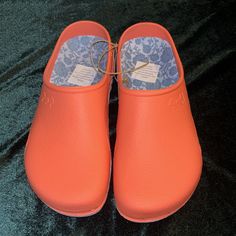 Brand: Gardenline Item: Garden Clogs Easy To Clean, Removable Insock, Lightweight & Durable Includes Box Rubber Color: Peach/Orange Size: Ladies 9/10 Condition: Nwt Spring Orange Closed Toe Clogs, Spring Orange Clogs With Round Toe, Swedish Clogs, Garden Clogs, American Flag Sweater, Flat Mules, Peach Orange, Horse Hair, Womens Clogs