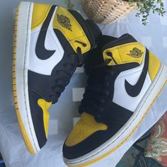 Just Got Cleaned,Has Gentle Used . Yellow Synthetic Jordan Shoes For Streetwear, Black And Yellow Jordans, Retro Yellow, Yellow Sneakers, Jordan Black, Shoes Jordan, Jordans For Men, Jordan Retro, Jordan Shoes