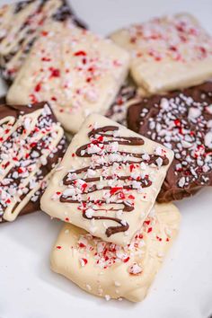 Here’s a super easy vegan Peppermint Crunch Chocolate Covered Graham Crackers recipe for you!  The holidays are here and what better way to celebrate than with a festive, vegan-friendly childhood sweet treat? Graham Crackers Recipe, Easy Delicious Dessert, Chocolate Covered Graham Crackers, Crunch Chocolate, Peppermint Crunch, Graham Cracker Recipes, Peppermint Sugar Cookies, Crackers Recipe