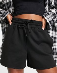 Shorts von Topshop Kurzer Schnitt Mit hohem Bund Elastischer Bund mit Tunnelzug Seitentaschen Normale Passform Black Jogger Shorts Outfit, Short Joggers Outfit Women, Jogging Shorts Outfit Women, Short Sweatpants Outfit, Sweatpants Shorts Outfit, Jogger Shorts Outfit, Birthdays Presents, Joggers Outfit Women, Skiwear Women