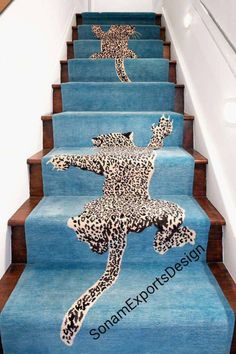 the stairs are painted with an image of a leopard on it's legs and feet