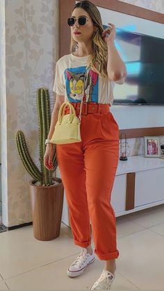 Orange Shirt Outfit, Chic Mom Outfits, Outfit Sport, T Shirt Outfit, Orange Pants, Outfit Primavera, Curvy Outfits