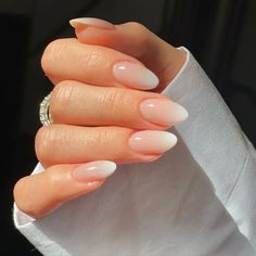 Ombre French Manicure wedding nails Old Money Nails, Nails Round, Money Nails, White Gradient, Nails Oval, Nails Ombre, Fake Nails With Glue, Nails Medium, Neutral Nails