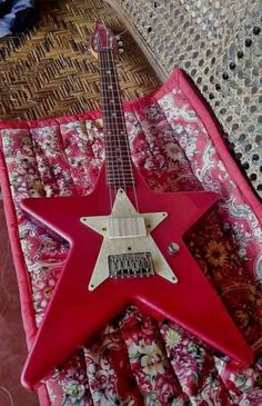 red star guitar To Start, Dessert, Band, On Twitter, Bed, Twitter, Red, Pink