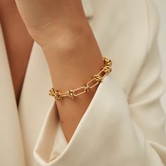 DESCRIPTION & DETAILS A unique approach to the classic chains, the Quinn bracelet boasts stunning knot links designed to spice up any look. Its unique form allows one to make a statement, enough to carry a style that will never go unnoticed. Plating: 14k Gold Materials: 14K Gold on Stainless Steel Measurements: 16 + 6 cm extender Hypoallergenic SUSTAINABILITYIn-house plating - All pieces are hand crafted by our in-house jewellers ensuring a high standard of working conditions.Fair pricing - Due Elegant Metal Chain Bracelet With Hooks And Links, Formal Bracelets With Hook And Links, Chic Bracelets With Solid Link Construction, Chic Formal Bracelets With Chunky Chain, Elegant Metal Paperclip Bracelet, Elegant Adjustable Chain Bracelet With Hooks And Links, Elegant Chain Bracelet With Hooks And Links, Elegant Chunky Chain Bracelet, Elegant Chain Bracelet With Chunky Oval Links