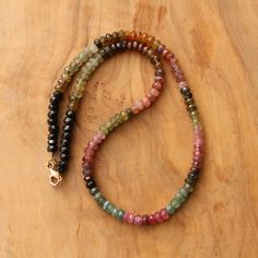 ¡Algunos días solo necesitas un poco de color! La turmalina es la solución perfecta para agregar un arcoíris de tonos tierra. Dos collares diferentes para tu elección:

 • Gargantilla sencilla de 15"

 • Gargantilla de 16" con colgante de flor plateada de Hill Tribe y detalles de cuentas plateadas Pinterest Jewelry, Hill Tribe Silver, Tourmaline Necklace, Gold Filled Earrings, Those Days, Choker Necklaces, Natural Earth, Simple Elegant, Earrings Collection