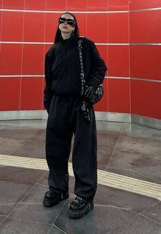 Gothcore Outfits, Oversized Outfit Aesthetic, Gothcore Aesthetic, Cargo Pants Women Baggy, Full Black Outfit, Embrace Your Dark Side, Oversize Outfit, Looks Jeans, Leather Pants Outfit