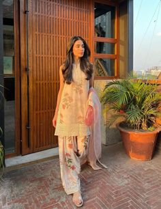 #indianfashion Indian Outfit Casual, Salwar Outfits, Casual Indian Outfits, Kurti Ideas, Indian Fits, Simple Saree Designs, Kurta Style, Traditional Indian Dress