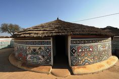 African Hut, Afrique Art, Afrikaanse Kunst, Africa Do Sul, Traditional Houses, Natural Building, House Paint Exterior