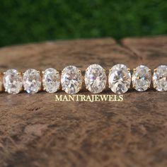 ✥ 𝐌𝐚𝐢𝐧 𝐒𝐭𝐨𝐧𝐞 𝐃𝐞𝐭𝐚𝐢𝐥𝐬 Stone Type = Moissanite Diamond Shape = Oval Cut Diamond Color = White (EF) Diamond Clarity = VVS Diamond Creation = Lab-Created Total Carat Weight Approx = 14ct to 24ct Metal = Yellow Gold Metal Purity= 10k/14k/18k Metal Finish = Yellow Gold We Offer Customization : Want to add A personal touch to this piece? Contact us and we will create one just for you. Customizations We Offer: Ring Resizing All Ring Size Available Metal Change (Silver/10K Gold / 14K Gold Classic Moissanite Tennis Bracelet For Wedding, Oval Diamond Tennis Bracelet For Wedding, Gold Oval Tennis Bracelet For Wedding, Oval Brilliant Cut Tennis Bracelet For Wedding, Brilliant Cut Oval Tennis Bracelet For Wedding, White Oval Diamond Bracelet For Wedding, Oval White Diamond Bracelet For Wedding, Dazzling Moissanite Diamond Bracelet For Anniversary, Dazzling Moissanite Bracelet For Anniversary