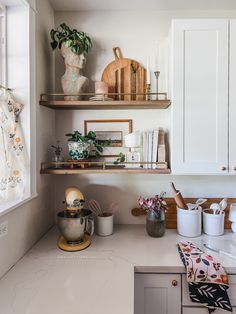 the kitchen counter is clean and ready for us to use