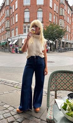 French Girl Style Spring 2024, Bohemian Mom Aesthetic, Boho French Style Outfit, French Boho Fashion, French Rock Style, Swedish Street Style Summer, Swedish Style Women, Nancy Meyers Style Clothes, Elevated Mom Outfits