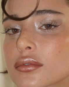 Makeup Looks Trending, Red Lip Silver Eye Makeup, Just Eyeshadow Look, 90s Neutral Makeup, Soft Fem Makeup, Make Up For Fair Skin And Blue Eyes, Makeup Looks For Brunettes Brown Eyes, Natural Snatched Makeup, Light Sparkle Makeup