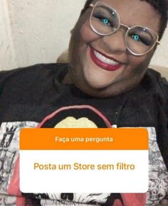 a woman with glasses holding a sign that says posta um store sem filtro