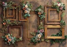 Vintage Picture Frames With Floral Decor Backdrop - Gatsby Backdrop Picture Frames With Greenery, Empty Picture Frames On The Wall, Family Reunion Backdrop Ideas, Vintage Backdrop Ideas, Floral Decor Backdrop, Flowers Birthday Party, Vintage Party Theme, Frame Backdrop, Frames Flowers