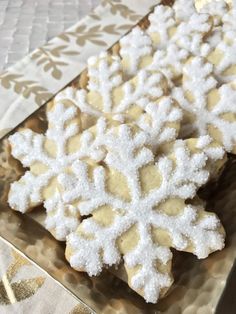 there are some cookies that have snow flakes on them