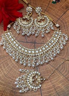 White Wedding Jewellery, Punjabi Bridal Jewelry Wedding Bride, Tikka Set Jewellery, Punjabi Earrings With Tikka, Heavy Jewellery Designs, White Jewellery Set, Indian Wedding Jewelry Sets Brides, Kundan Jewellery Set Necklaces, Tamil Necklace