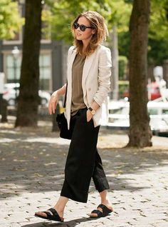 How To Wear Birkenstock, Cocktail Outfits, How To Wear Culottes, Casual Chique Stijl, White Blazers, Black Culottes, Dress Like A Parisian, Light Blazer