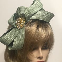 Bridgerton Inspired Fascinator, Sage Bow Headpiece, Ballroom Headpiece, Bow Church Hat, Tea Party Hat, Races Hat This stunning Bridgerton inspired Fascinator-Headband is the perfect accompaniment for any styled event. Made with a Sage bow applied onto a Chiffon Sage Headband. Featuring a brilliant 3-inch Crystal Rhinestone Brooch. Each piece is designed and uniquely made one at a time with much thought, time and love. In most cases there is only one of a kind. I work from a smoke-free studio. All pieces are securely wrapped and boxed to prevent damage/breakage. This item is ready to ship. Feel free to convo me if you have any questions. Thank you very much for visiting my shop. Have a blooming day! Fitted Brimmed Hat With Bow, Vintage Formal Headband Costume Hat, Fitted Hat With Bow And Curved Brim, Vintage Formal Costume Headband, Vintage Fitted Headpieces For Party, Formal Fitted Ribbon Fascinator, Elegant Green Headband For Races, Vintage Structured Crown Headpiece For Party, Vintage Adjustable Fascinator With Structured Crown