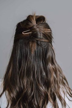 How To Do A Half Twist With A Rose Gold Pin - an indigo day Braid Guide, Pin Tutorial, Hairstyles Balayage, Trendy We Fryzurach, Long Length Hair, Tutorial Hair