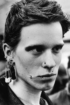 26 Pictures That Show Just How Hardcore ’70s Punk Really Was 1970s Punk, Piercing Snug, Piercing Face, British Punk, Johnny Rotten, Joey Ramone