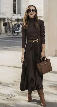 Fall Colors Outfits Women, Winter Dinner Outfit Night Classy Chic, Chic Brown Maxi Skirt For Fall, Chic Brown Relaxed Skirt, Chic Brown Midi Skirt, Casual Brown Winter Skirt, Wide Belt Outfit, Boots Outfit Dress, Chic Full-length Brown Skirt