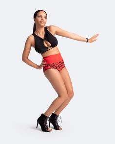 We dare you to blend into the crowd with the Sexy Front-Tie Support Top. Jokes! There’s no blending in with this top, but we’ve got a feeling blending in will be your last priority. Stand out and look good while doing it with this statement piece in your lineup. Top Jokes, Dance Leggings, High Neck Bodysuit, Seamless Sports Bra, Pantalon Large, High Rise Leggings, Black Xs, Sport Bra, One Shoulder Tops