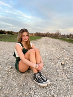 green overalls | spring | poses | instagram | converse Spring Poses, Green Converse Outfit, Green Overalls, Jeans And Converse, Overalls Outfit, Girls Converse, Poses Instagram, Green Converse, Outfits With Converse