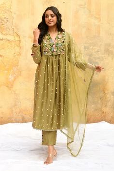 Shop for Niti Bothra Green Pure Polka Dot Pattern Kurta And Pant Set for Women Online at Aza Fashions Niti Bothra, Kurta And Pants, Indian Kurti, Green Orchid, Embroidered Pants, Polka Dot Shirt, Organza Dupatta, Kurta With Pants, Silk Embroidery