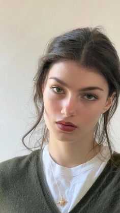 Blurred Out Face Aesthetic, Face Inspiration Woman, Ingenue Makeup, Girls Reference, French Makeup, Natural Girl, Fair Complexion, Style Evolution, Beef Stroganoff