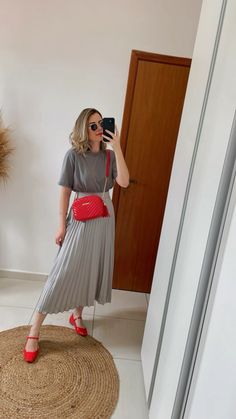 Look sapatilha veemelha, look saia cinza Style Inspiration Spring, Crochet Skirt, Fashion Gallery, Work Outfits Women, Japan Fashion, Casual Style Outfits, Red Shoes, Black Skirt, Outfits Casuales