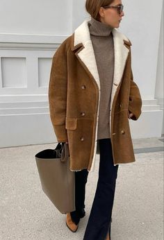 Brown Shearling Coat Outfit, Winter Coat 2024/2025, Winter Bags 2024, Shearling Coat Outfit, Brown Shearling Jacket, Outfit Coat, Warm Outfit, Outfits For Winter