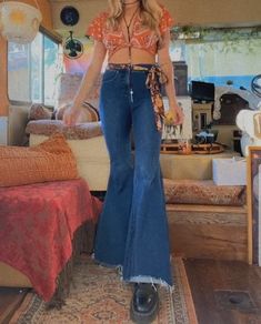 70s Fashion Night Out, Light Bell Bottom Jeans Outfit, 70a Outfit, Purple 70s Outfit, 70s Woman Fashion, 70s Aesthetic Clothes, Hippie 60s Outfits, 70s Summer Fashion Vintage, 70s Modern Fashion