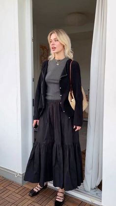 Modest Dark Feminine Outfits, Modest Summer Work Outfits, Cold Dress Outfit, Black Maxi Skirt Outfit Fall, Black Linen Skirt Outfit, Witchy Outfits Casual, Modest Outfits Aesthetic, Hm Outfits, Soft Feminine Outfits