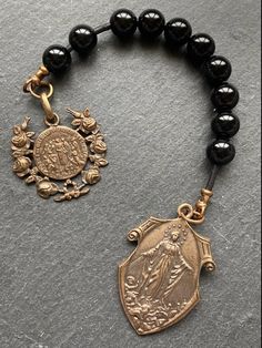 Pocket tenner with sliding beads on leather. Beads: Onyx Medals: Solid bronze Clasps, Jump Rings, Wire: Solid bronze Everyday Black Beaded Jewelry, Leather Beads, Rings Wire, Pocket Rosary, Saint Joan Of Arc, Bronze Necklace, Rosary Bracelet, Leather Pocket, Gifts For My Boyfriend