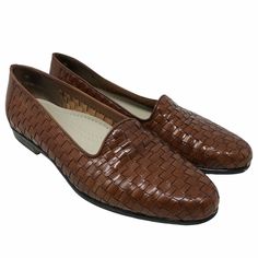 Trotters Women’s Liz Loafer Flats Shoes Brown Leather Weave Slip On Size 8n. Vintage Brown Flat Leather Shoes, Classic Woven Leather Loafers, Classic Closed Toe Loafers With Woven Sole, Vintage Brown Slip-on Loafers, Classic Woven Leather Loafers With Round Toe, Classic Slip-on Woven Leather Loafers, Classic Woven Leather Slip-on Loafers, Vintage Flat Leather Loafers, Formal Brown Woven Leather Loafers