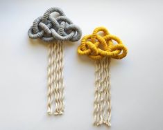 there are two ropes that have been made to look like knoted knots on them