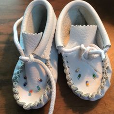 White Leather Moccasins Shoes, Never Worn Infant Shoes, Moccasins Shoes, Leather Moccasins, Shoes Color, Craft Inspiration, Moccasins, White Leather, Kids Shoes, Baby Shoes