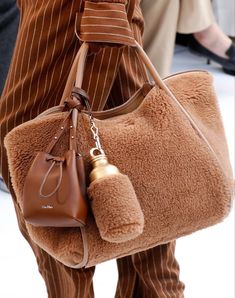 Winter Bags, Fall Bags, Braut Make-up, Elevate Your Outfit, Fur Bag, Statement Accessories, Bag Trends, Leather Bucket Bag, Best Bags